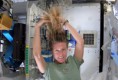 Astronauta mostra como lavar o cabelo no espaço!